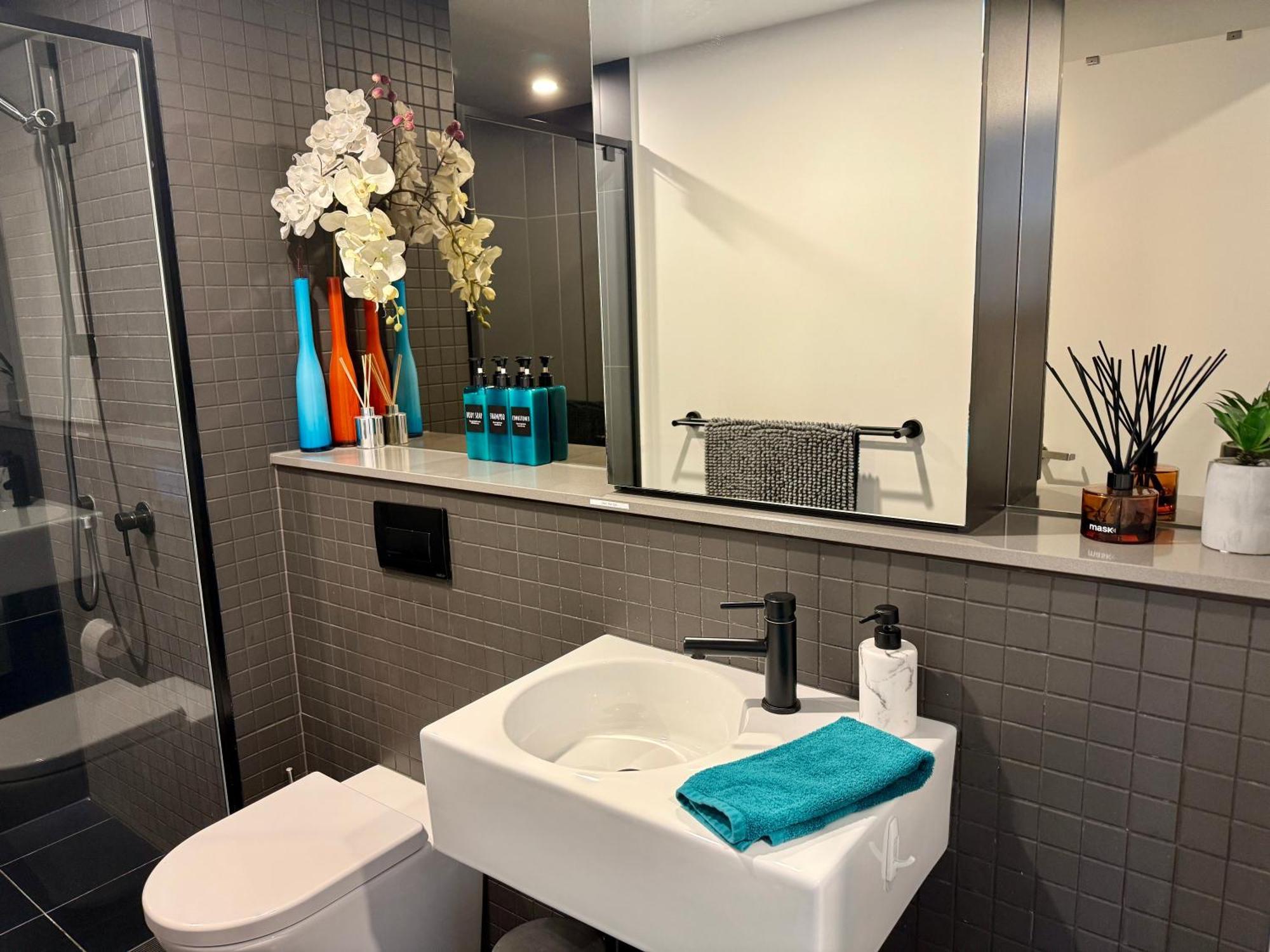 Midnight Luxe 1Br 1Bath Apartment 104 In The Heart Of Braddon Pool Sauna Secure Parking Wine Wifi Canberra Eksteriør billede